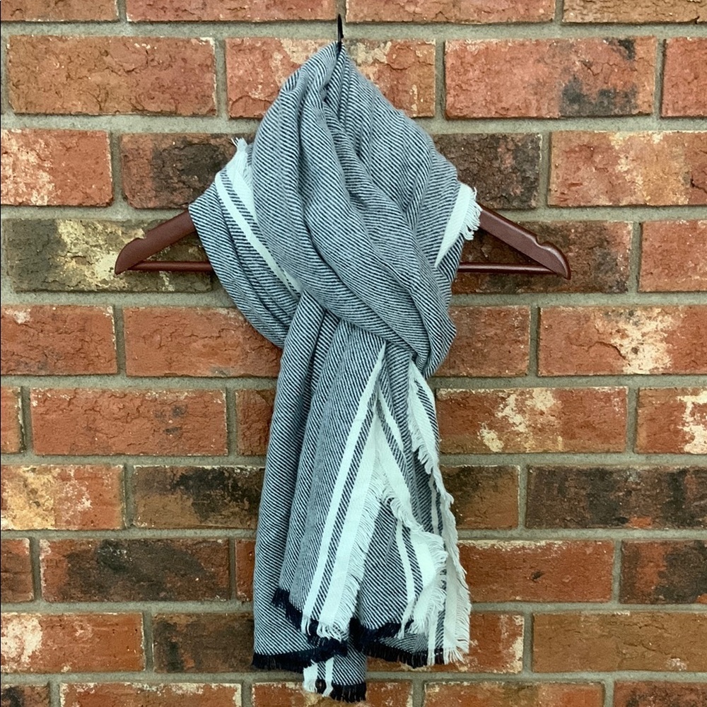 GAP Navy Cream Fringe Blanket Scarf